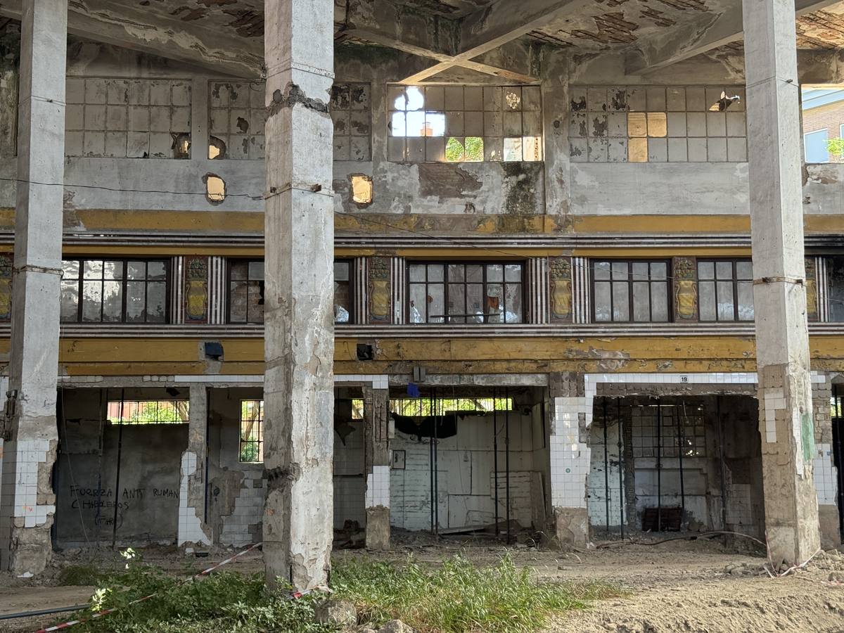 El edificio ofrece un estado de abandono y ruina que dista mucho de lo que fue en su día