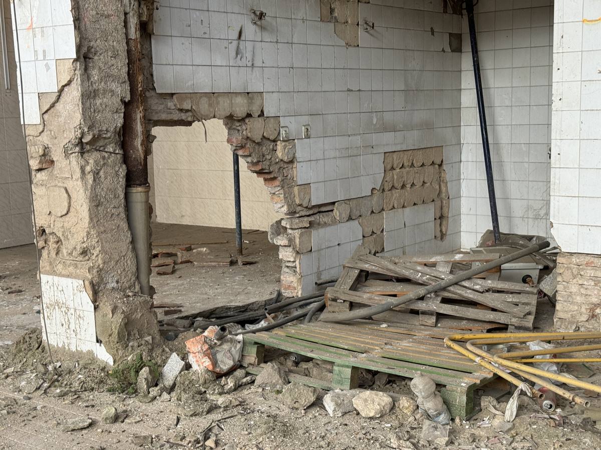 El edificio ofrece un estado de abandono y ruina que dista mucho de lo que fue en su día