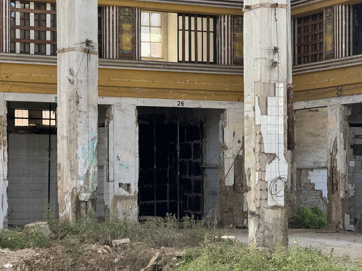 El edificio ofrece un estado de abandono y ruina que dista mucho de lo que fue en su día