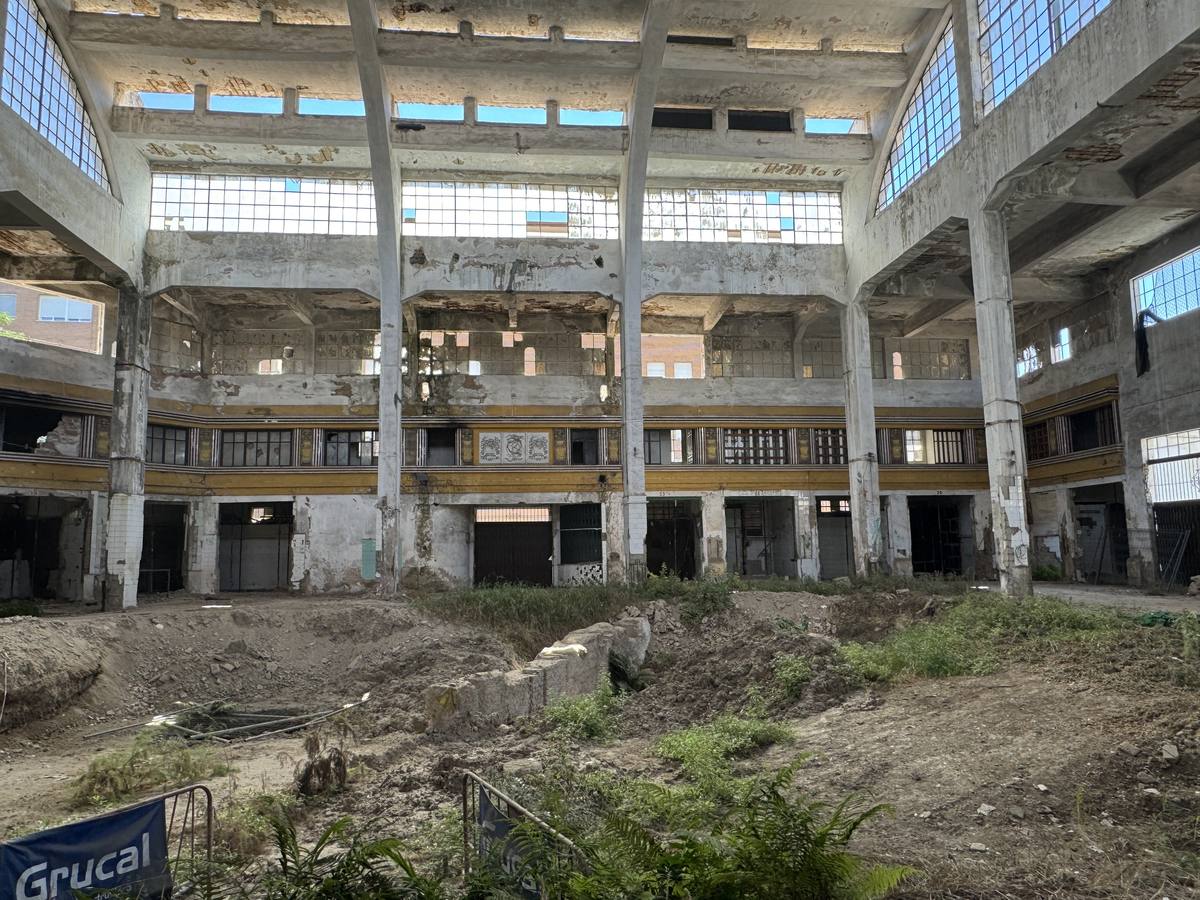 El edificio ofrece un estado de abandono y ruina que dista mucho de lo que fue en su día