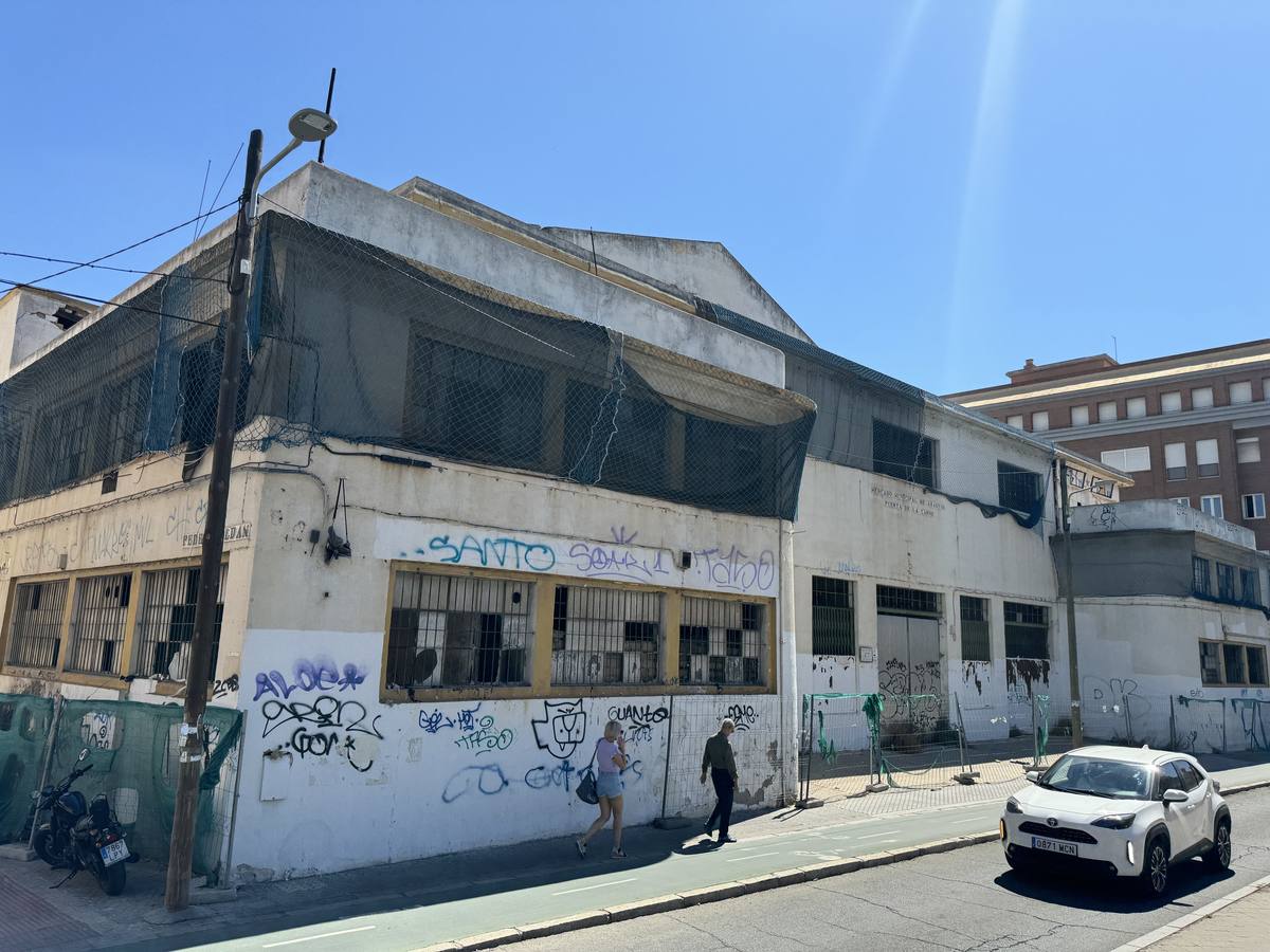 El edificio ofrece un estado de abandono y ruina que dista mucho de lo que fue en su día