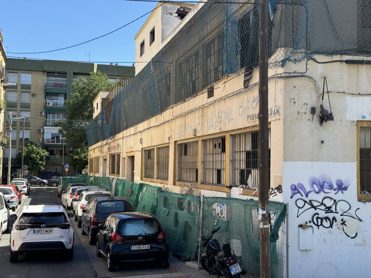 El edificio ofrece un estado de abandono y ruina que dista mucho de lo que fue en su día