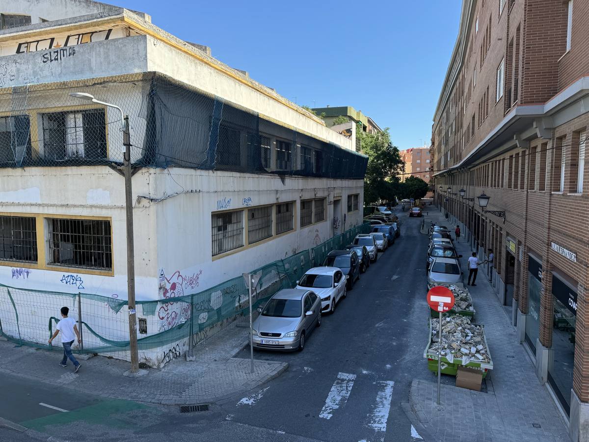 El edificio ofrece un estado de abandono y ruina que dista mucho de lo que fue en su día
