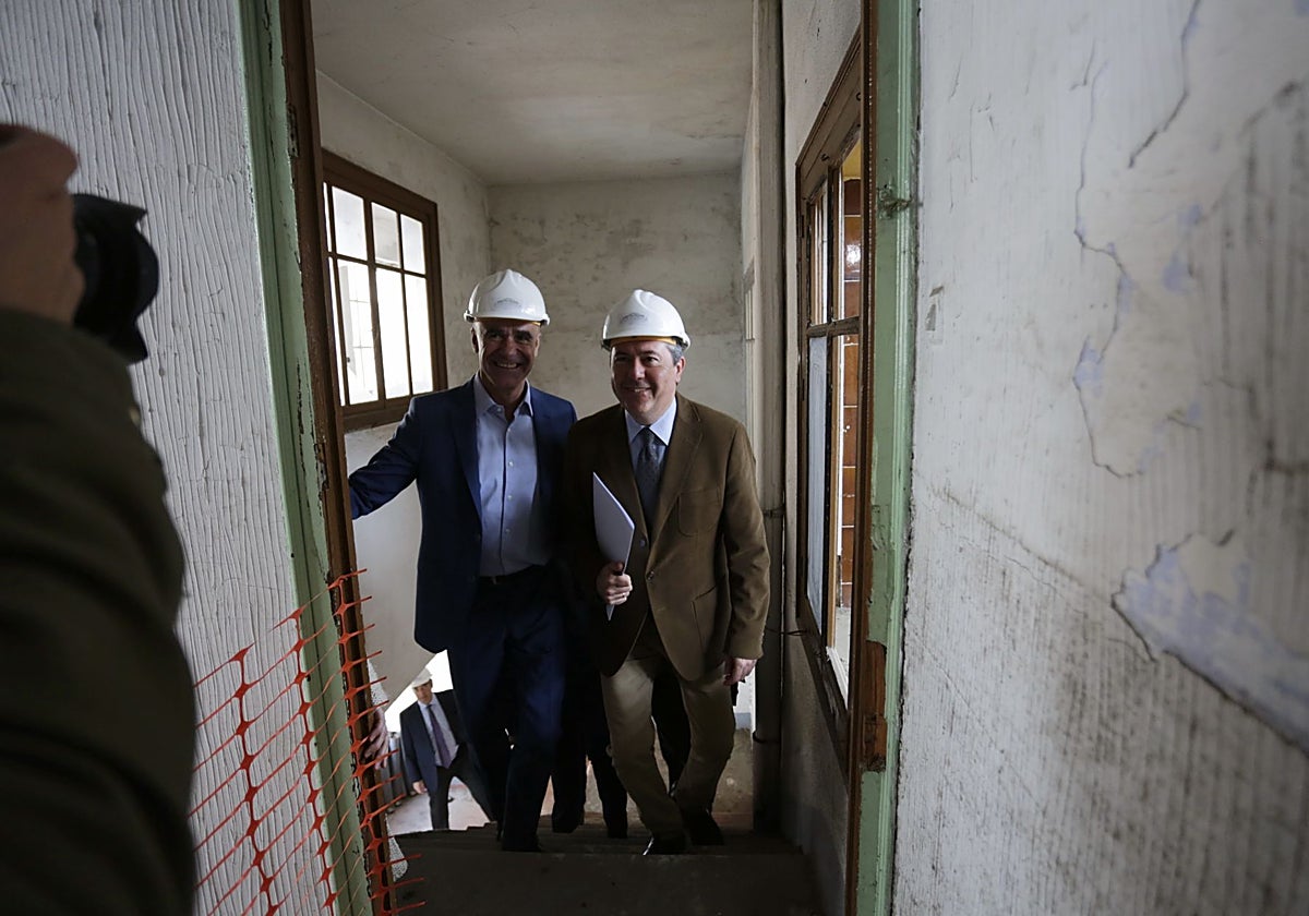 Los socialistas Juan Espadas y Antonio Muñoz en una visita al mercado en marzo de 2017