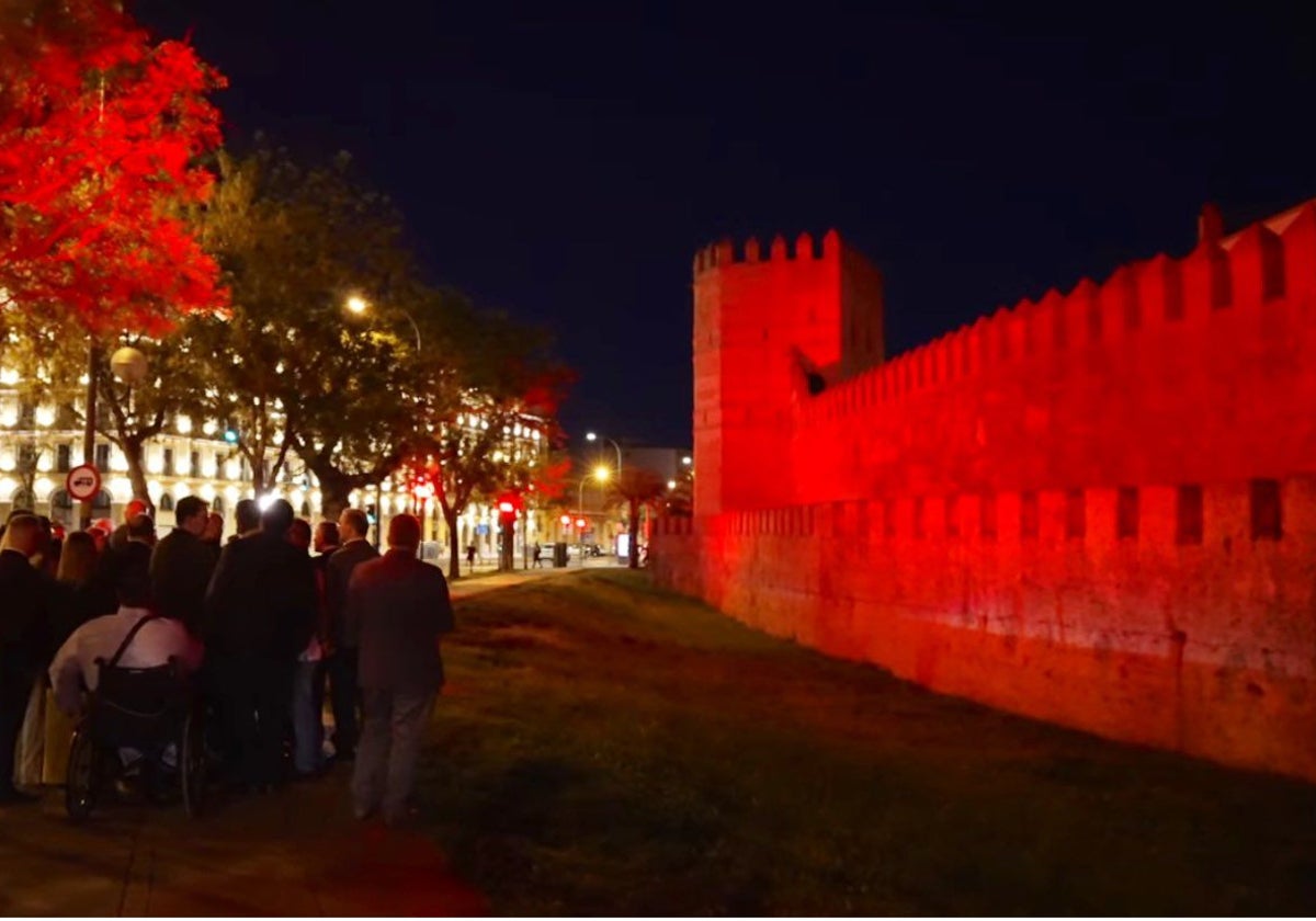 Imagen de cómo lucirá esta noche y mañana la Muralla de la Macarena