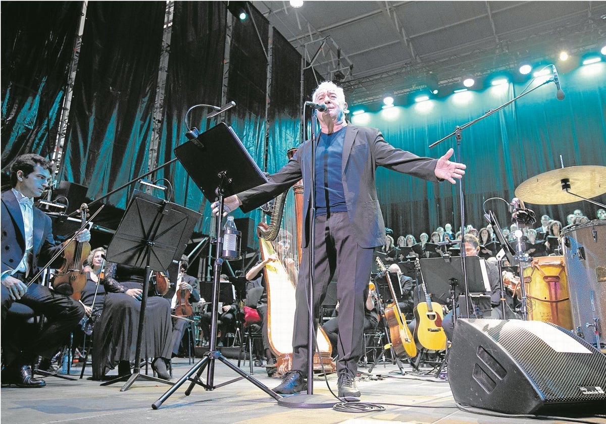 El artista asturiano Víctor Manuel durante un concierto