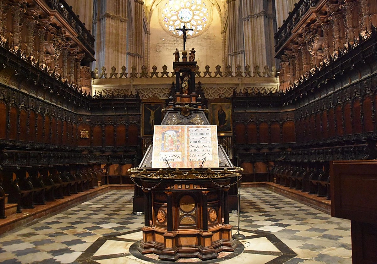 Facistol renacentista que se encuentra en el centro del coro de la Catedral de Sevilla