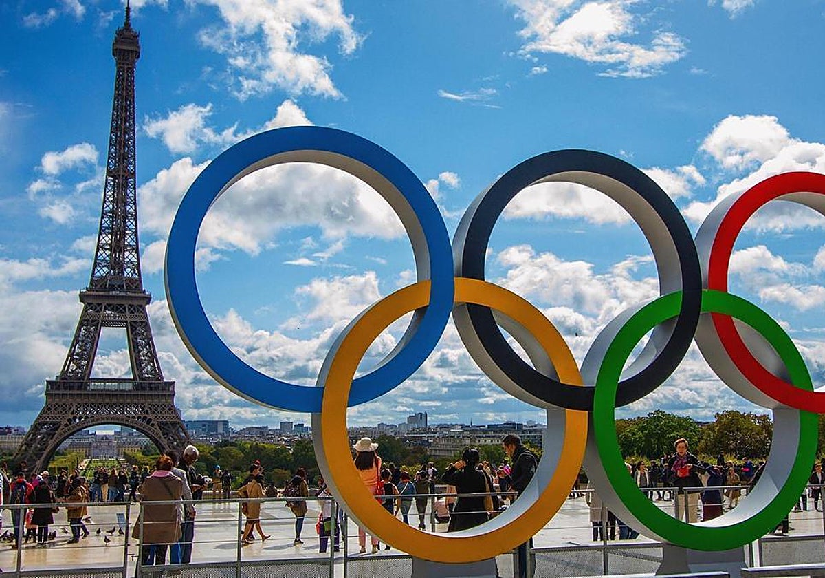 Anillos olímpicos junto a la Torre Eiffel de París