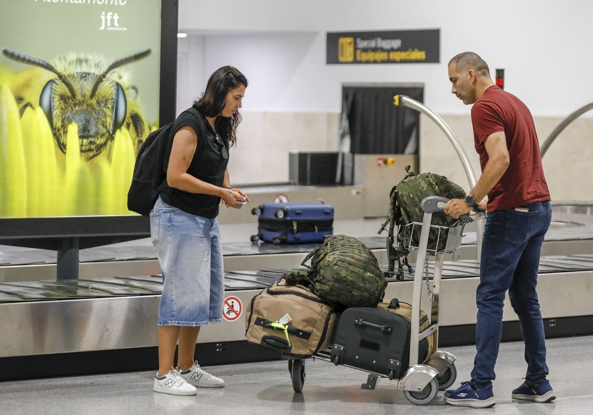 Pasajeros en el aeropuerto de Sevilla