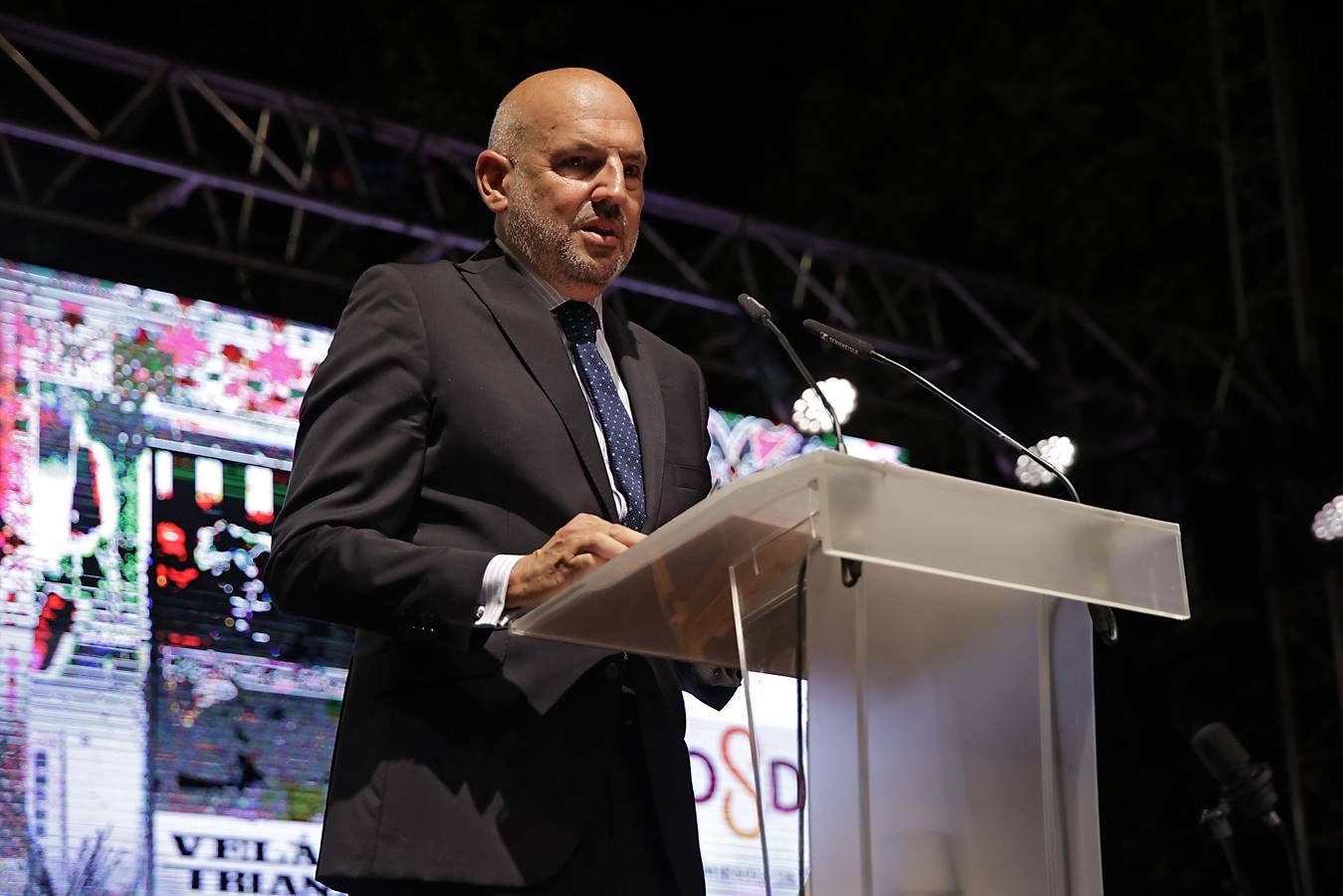 La calle Betis ya está encendida para celebrar su Velá tras el pregón de José Yélamo y la actuación de Silvia Pantoja y Arcángel