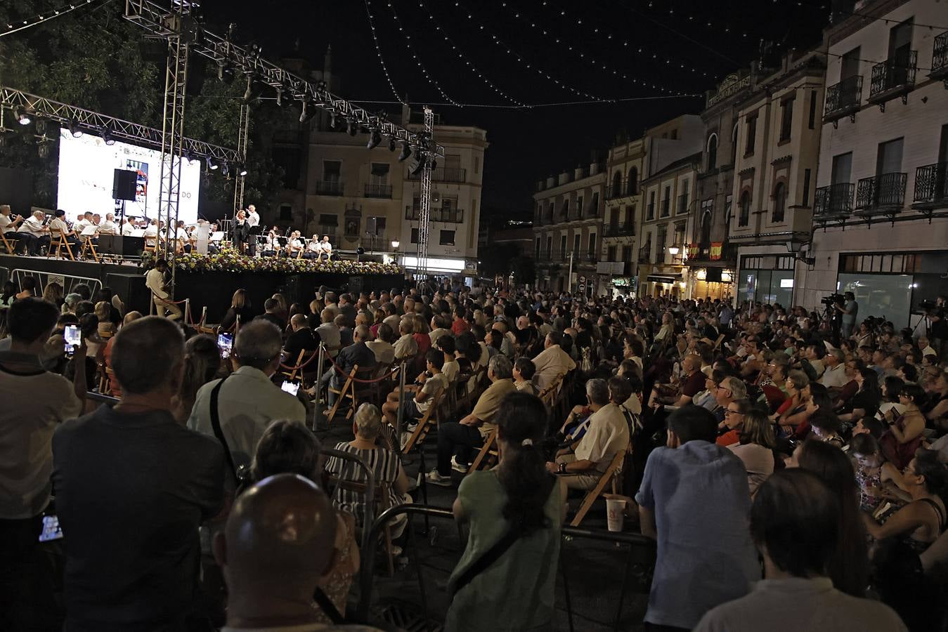 La calle Betis ya está encendida para celebrar su Velá tras el pregón de José Yélamo y la actuación de Silvia Pantoja y Arcángel