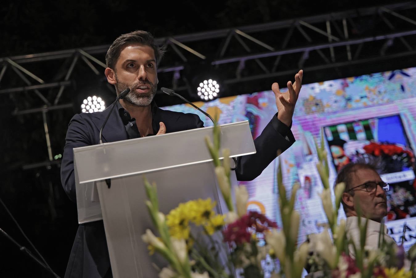 La calle Betis ya está encendida para celebrar su Velá tras el pregón de José Yélamo y la actuación de Silvia Pantoja y Arcángel