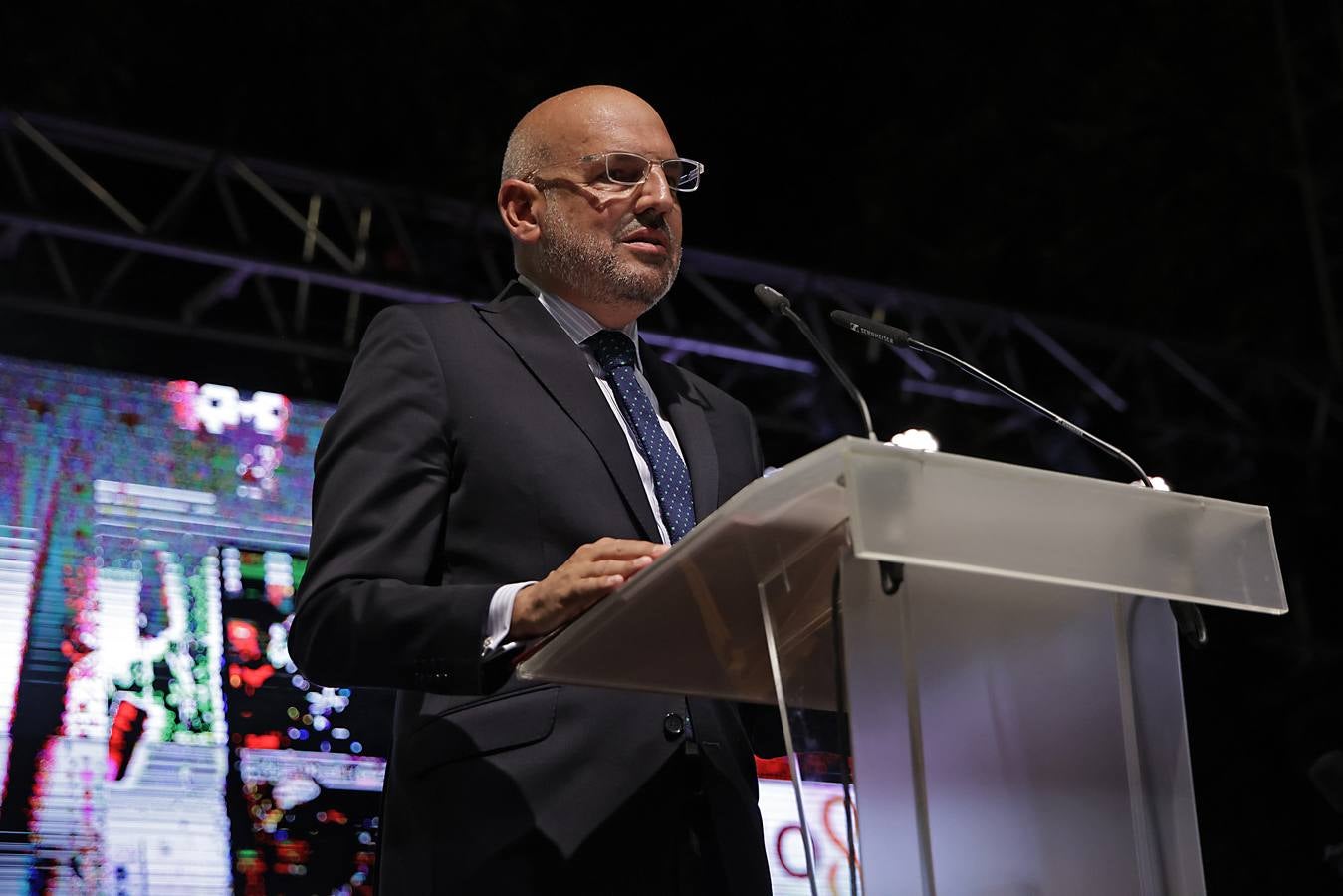 La calle Betis ya está encendida para celebrar su Velá tras el pregón de José Yélamo y la actuación de Silvia Pantoja y Arcángel