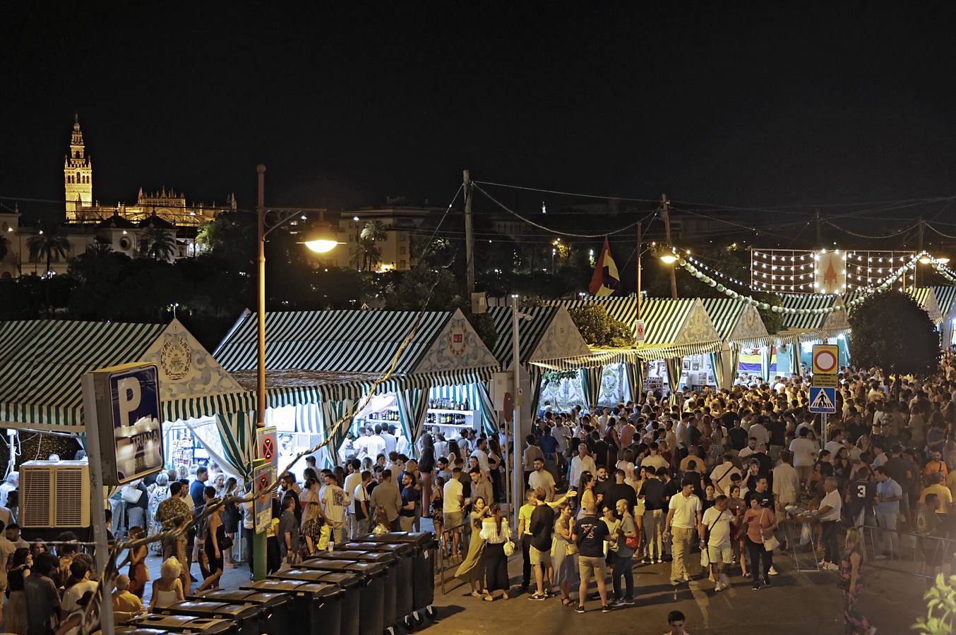 La calle Betis ya está encendida para celebrar su Velá tras el pregón de José Yélamo y la actuación de Silvia Pantoja y Arcángel
