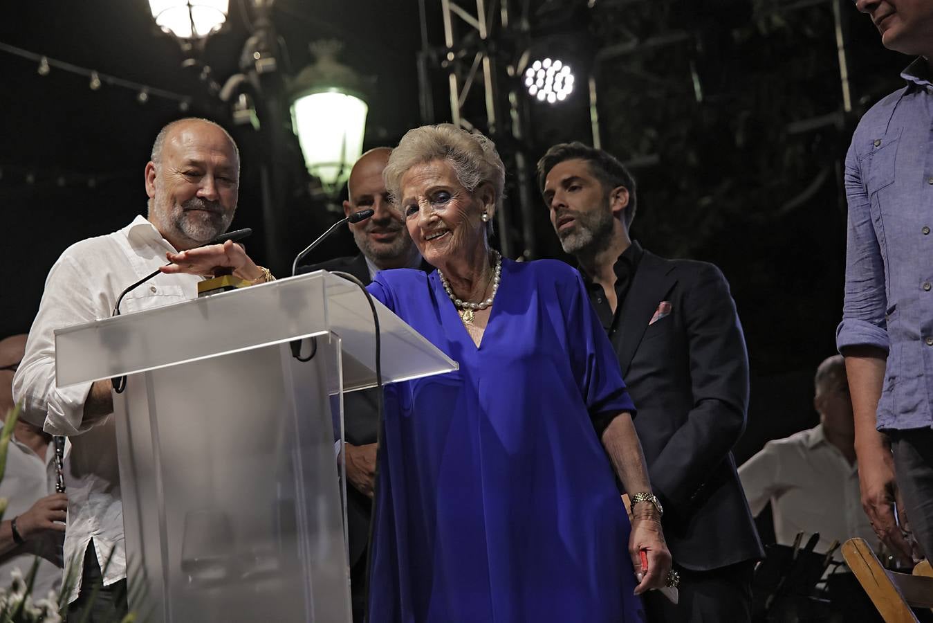 La calle Betis ya está encendida para celebrar su Velá tras el pregón de José Yélamo y la actuación de Silvia Pantoja y Arcángel