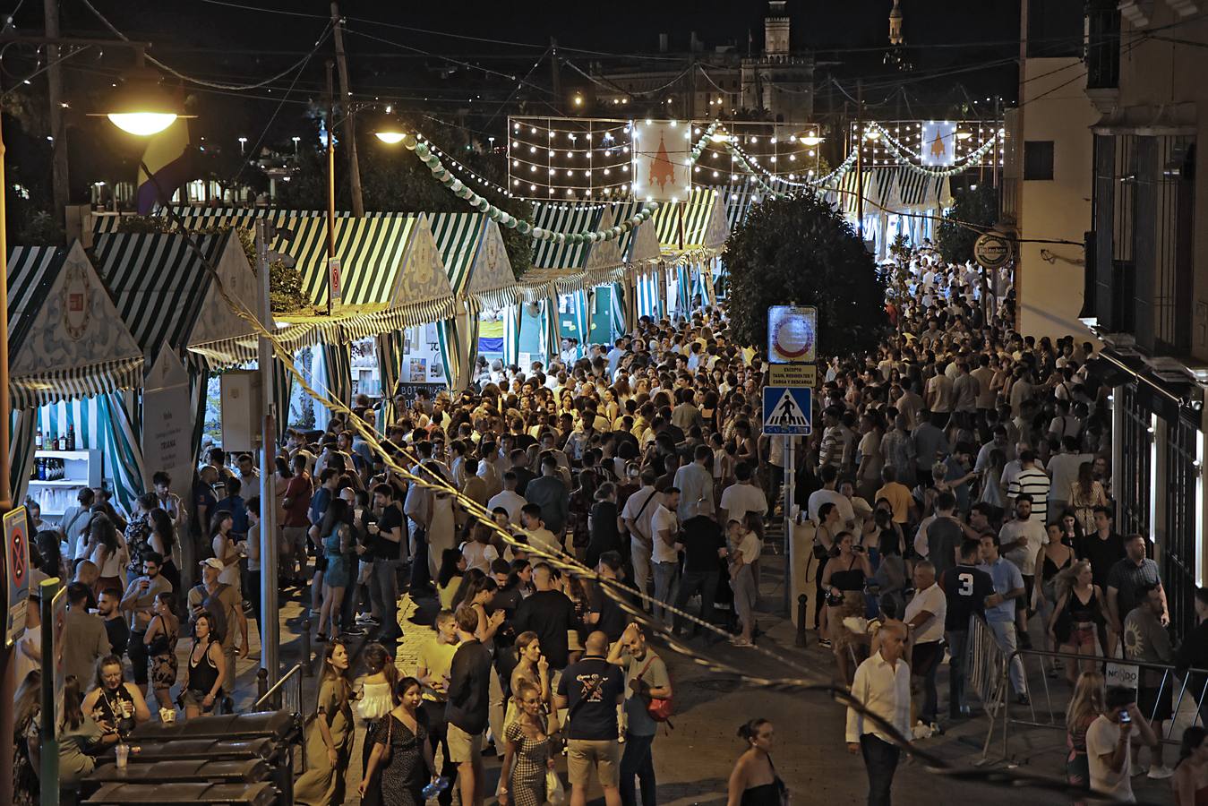 La calle Betis ya está encendida para celebrar su Velá tras el pregón de José Yélamo y la actuación de Silvia Pantoja y Arcángel