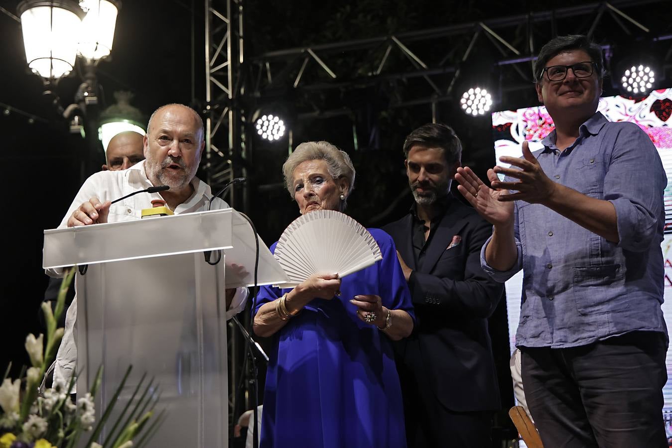 La calle Betis ya está encendida para celebrar su Velá tras el pregón de José Yélamo y la actuación de Silvia Pantoja y Arcángel