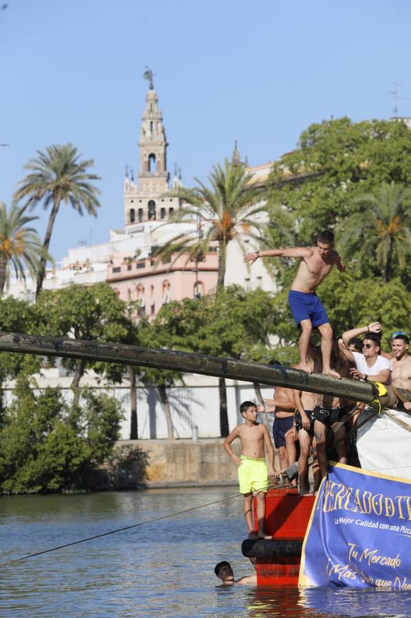 Momentos emocionantes se han vivido esta tarde en el juego de la cucaña