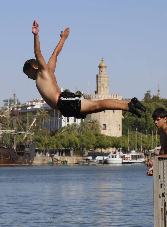 Momentos emocionantes se han vivido esta tarde en el juego de la cucaña