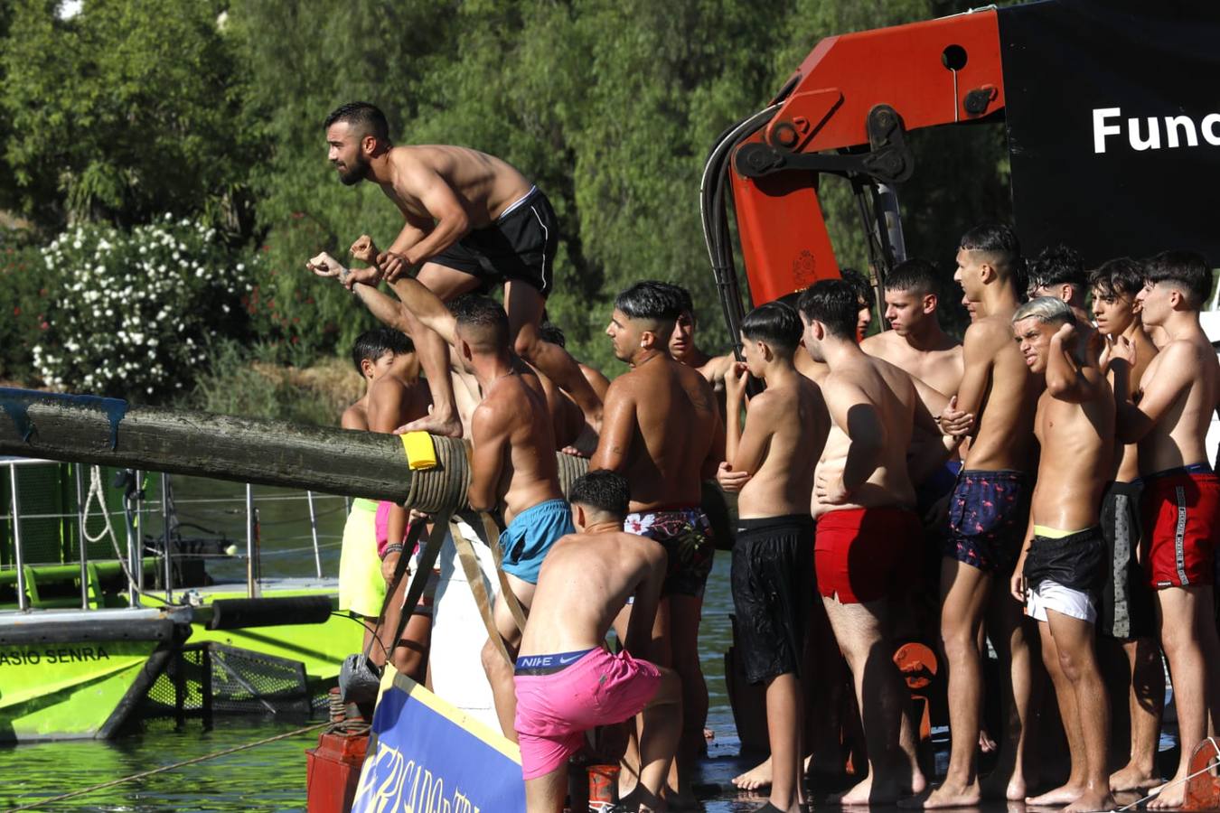 Momentos emocionantes se han vivido esta tarde en el juego de la cucaña