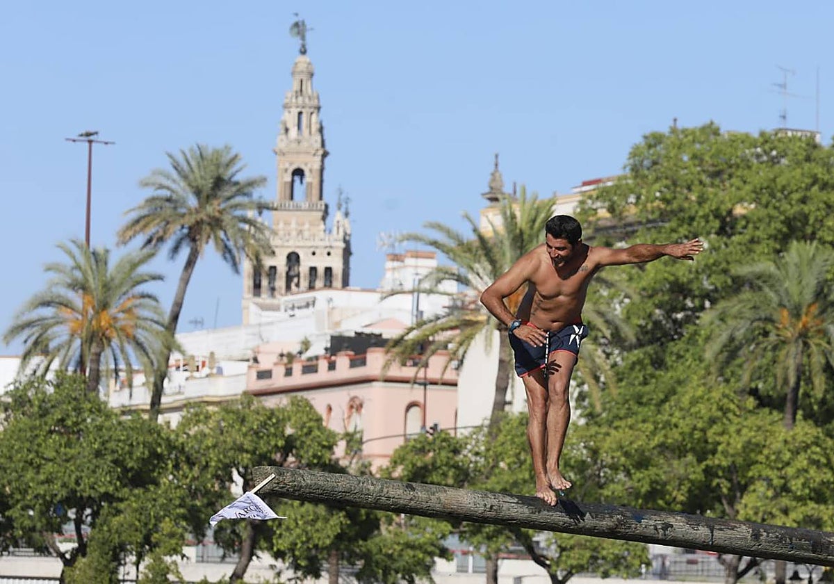 Momentos emocionantes se han vivido esta tarde en el juego de la cucaña