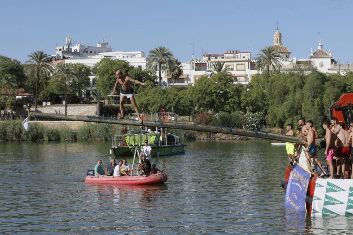 Momentos emocionantes se han vivido esta tarde en el juego de la cucaña