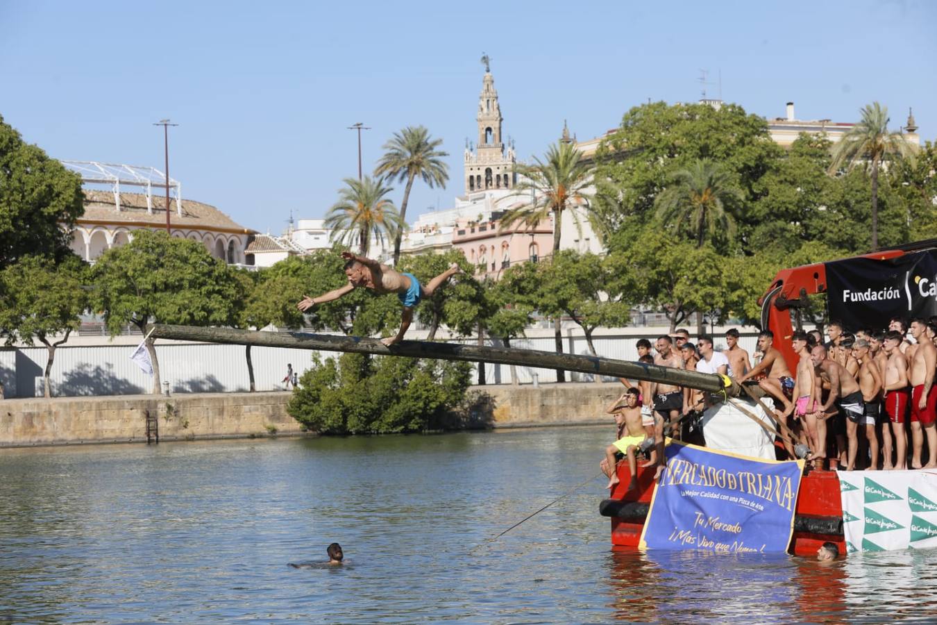 Momentos emocionantes se han vivido esta tarde en el juego de la cucaña