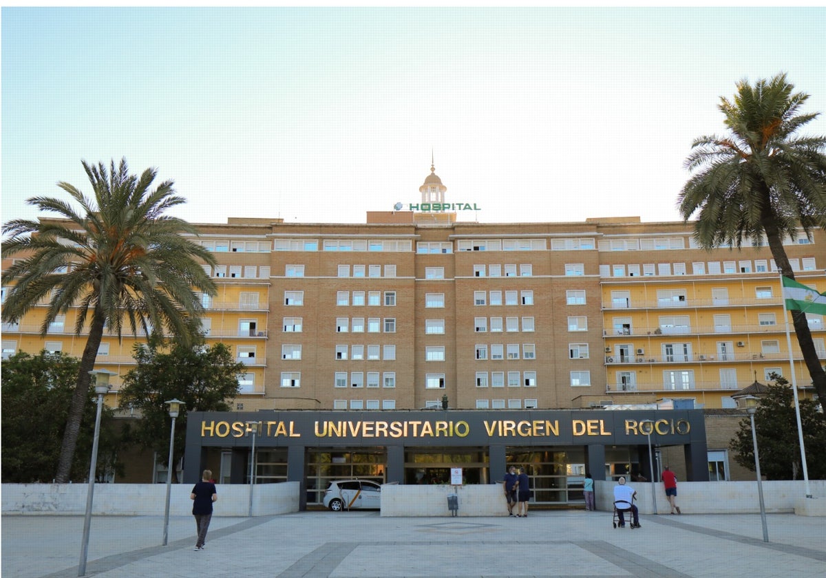 Entrada al hospital general del Virgen del Rocío de Sevilla