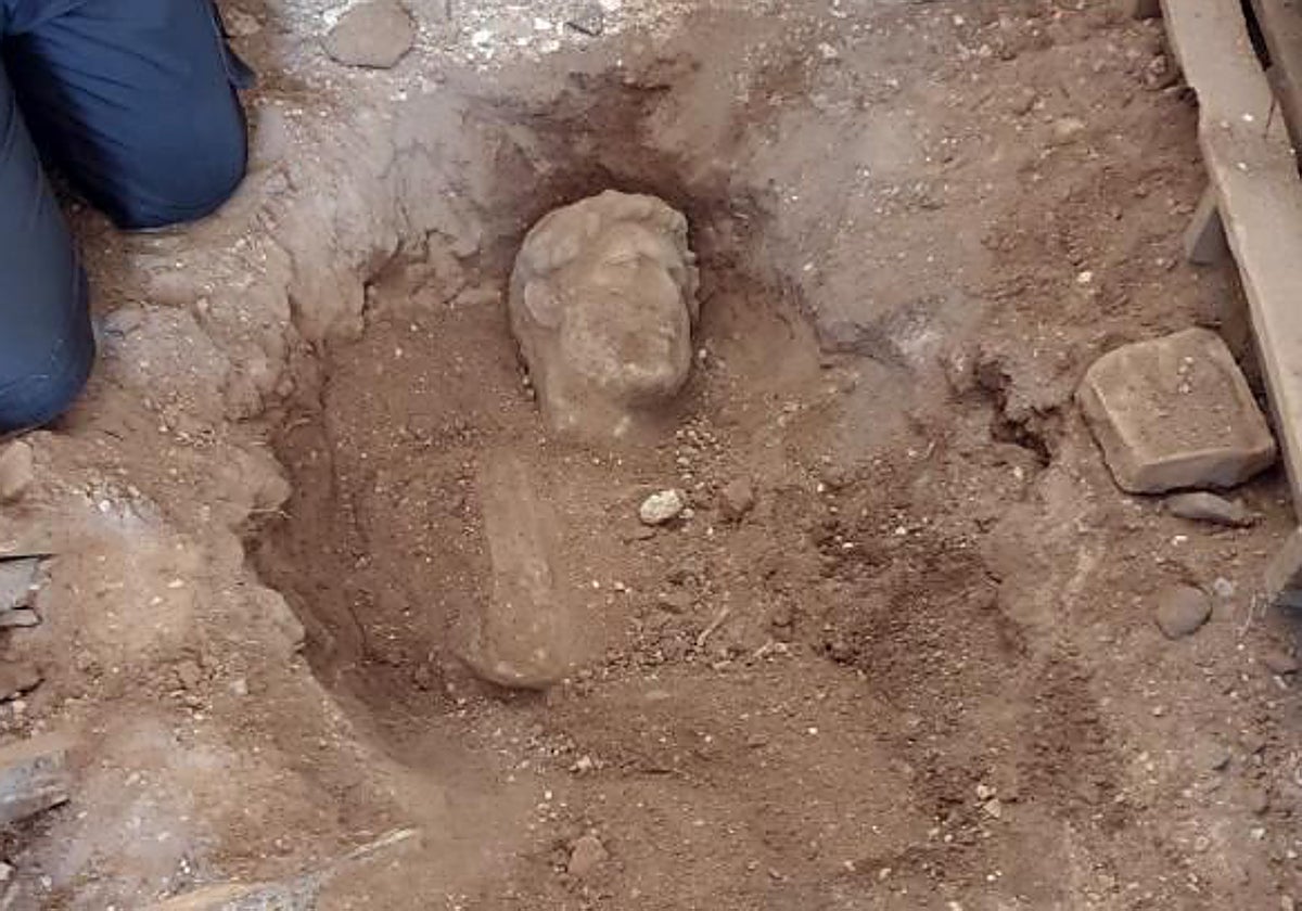 Un busto del emperador Adriano del siglo II recuperado por la Guardia Civil en Écija en 2019