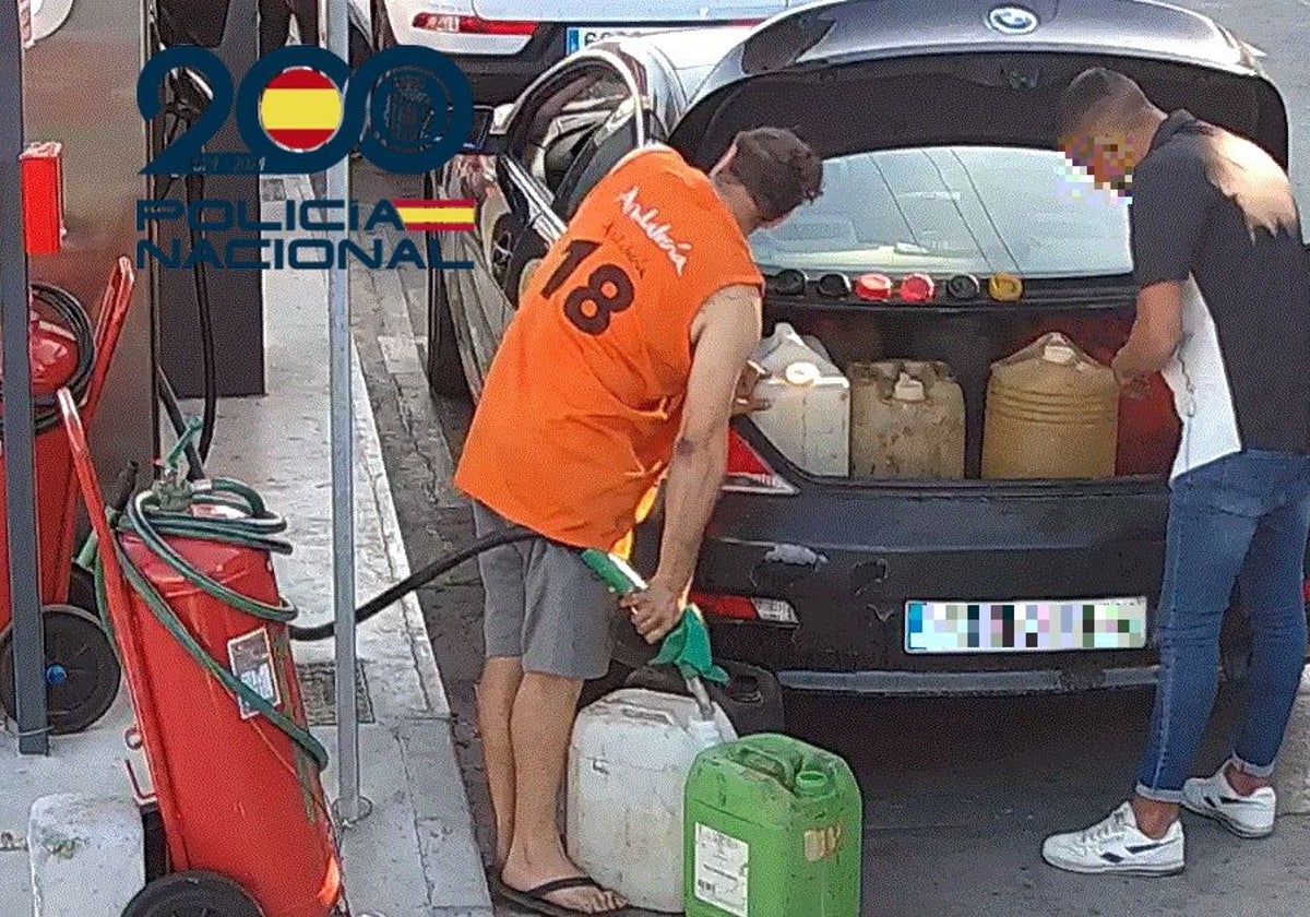 Imagen captada de los criminales llevándose el carburante de una gasolinera