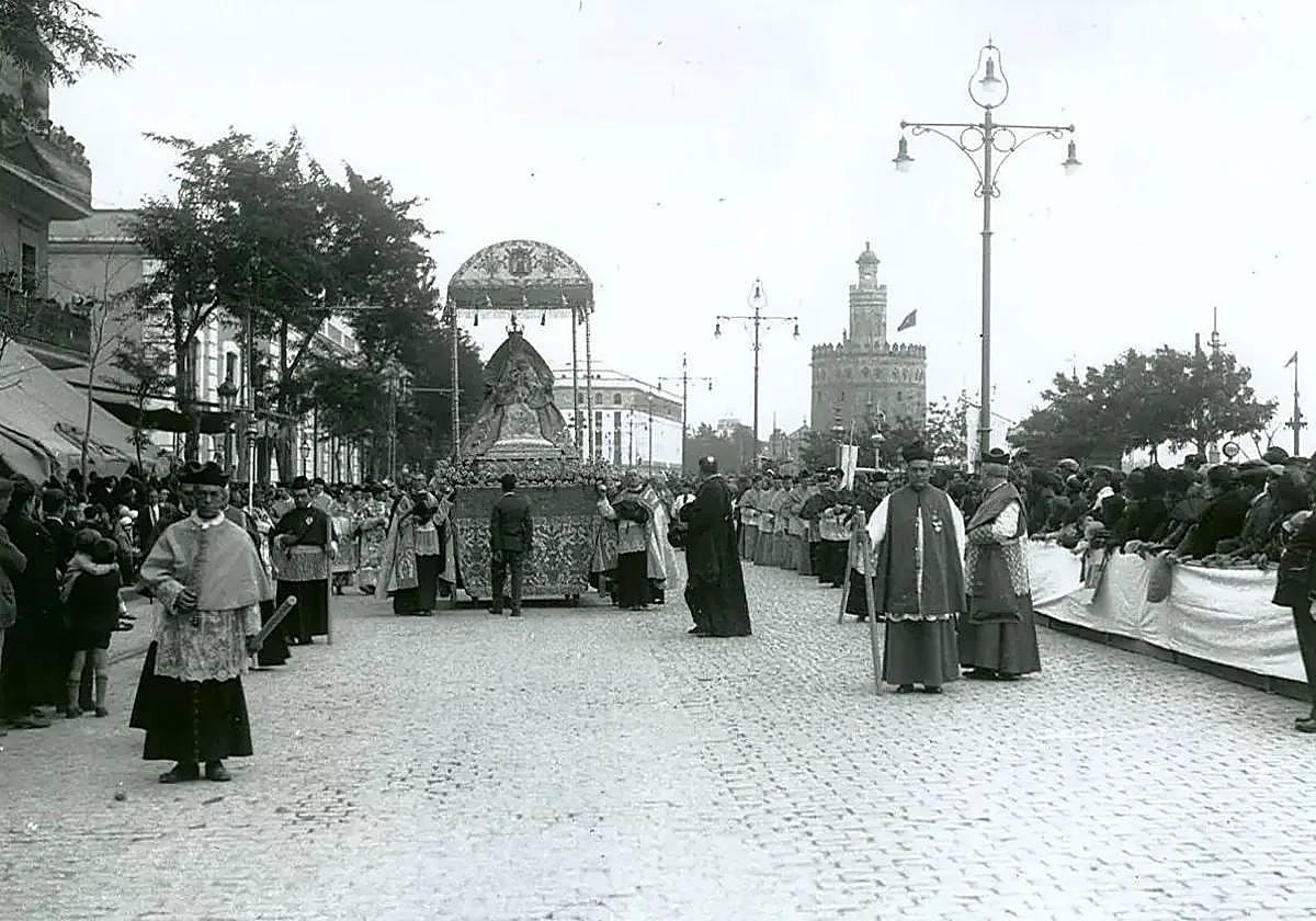 La Virgen de los Reyes en el Paseo Colón en 1929