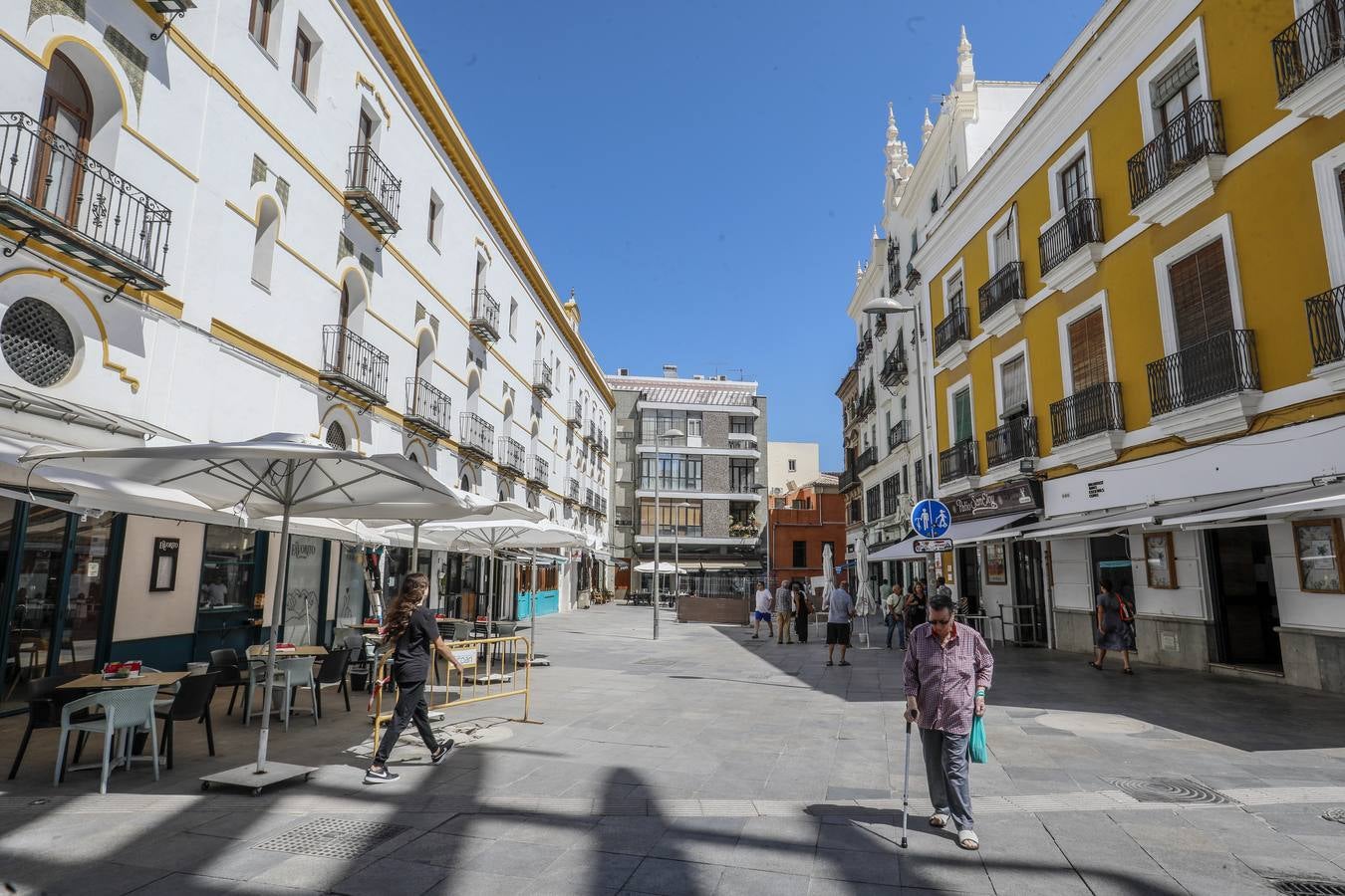 Estado de la calle tras la actuación de Urbanismo para eliminar los montículos