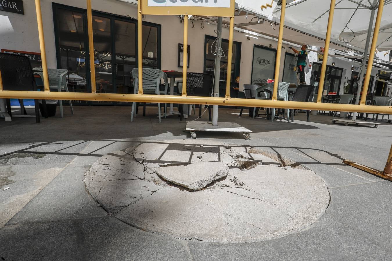 Estado de la calle tras la actuación de Urbanismo para eliminar los montículos