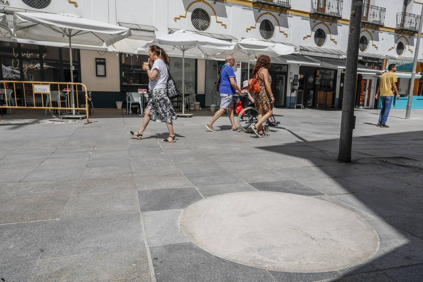 Estado de la calle tras la actuación de Urbanismo para eliminar los montículos