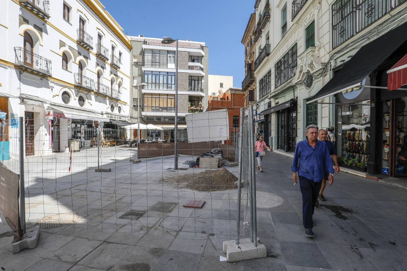 Estado de la calle tras la actuación de Urbanismo para eliminar los montículos