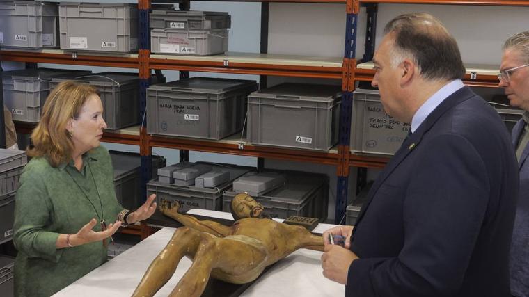 Así están almacenadas piezas como el busto de Adriano en un antiguo secadero de tabaco a la espera de la reapertura del Arqueológico