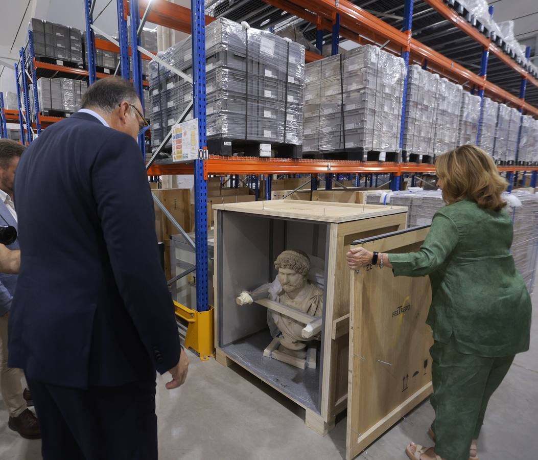 Visita del Consejero de Cultura a la nave de La Rinconada donde se encuentran depositadas las piezas del Museo Arqueológico