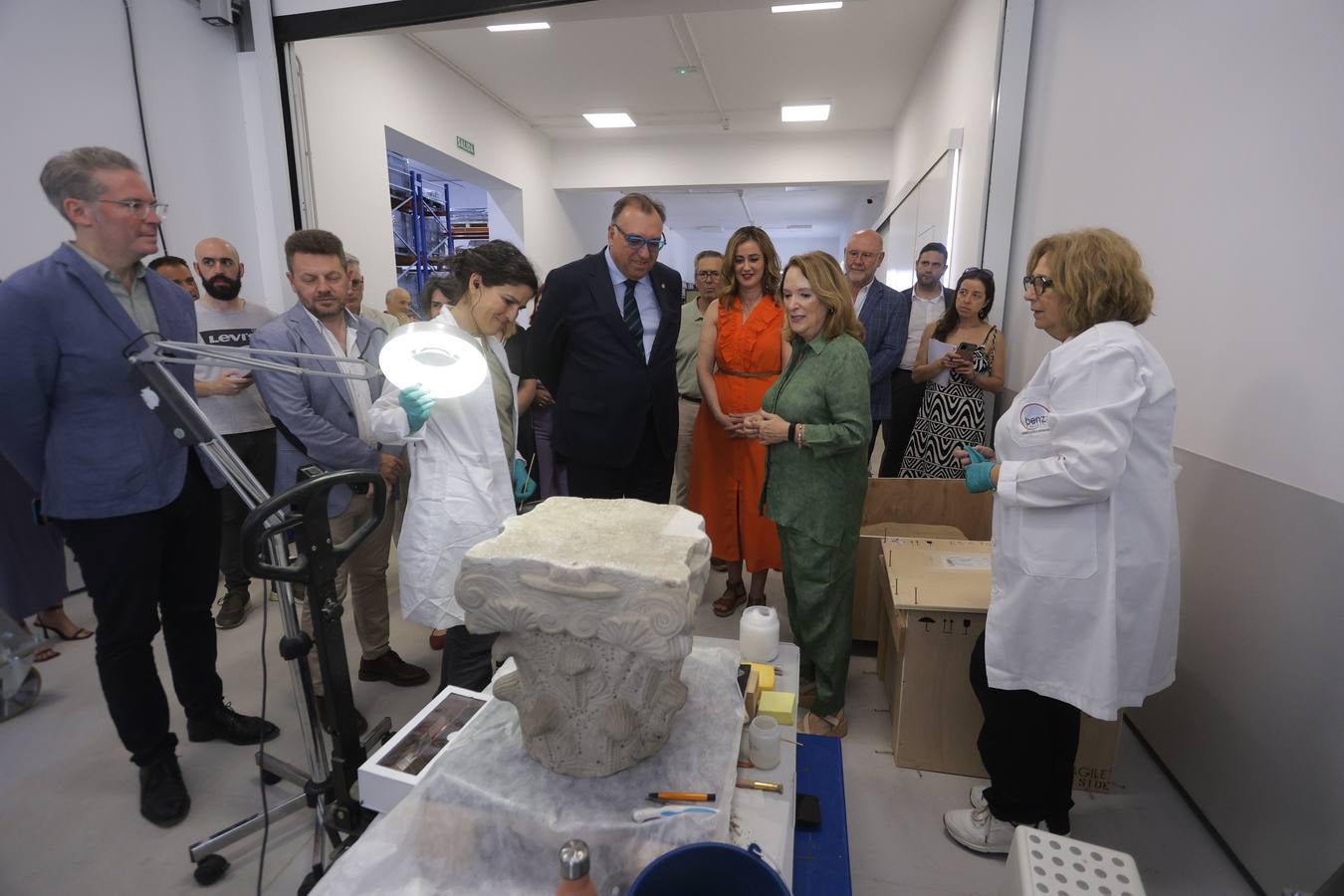 Visita del Consejero de Cultura a la nave de La Rinconada donde se encuentran depositadas las piezas del Museo Arqueológico