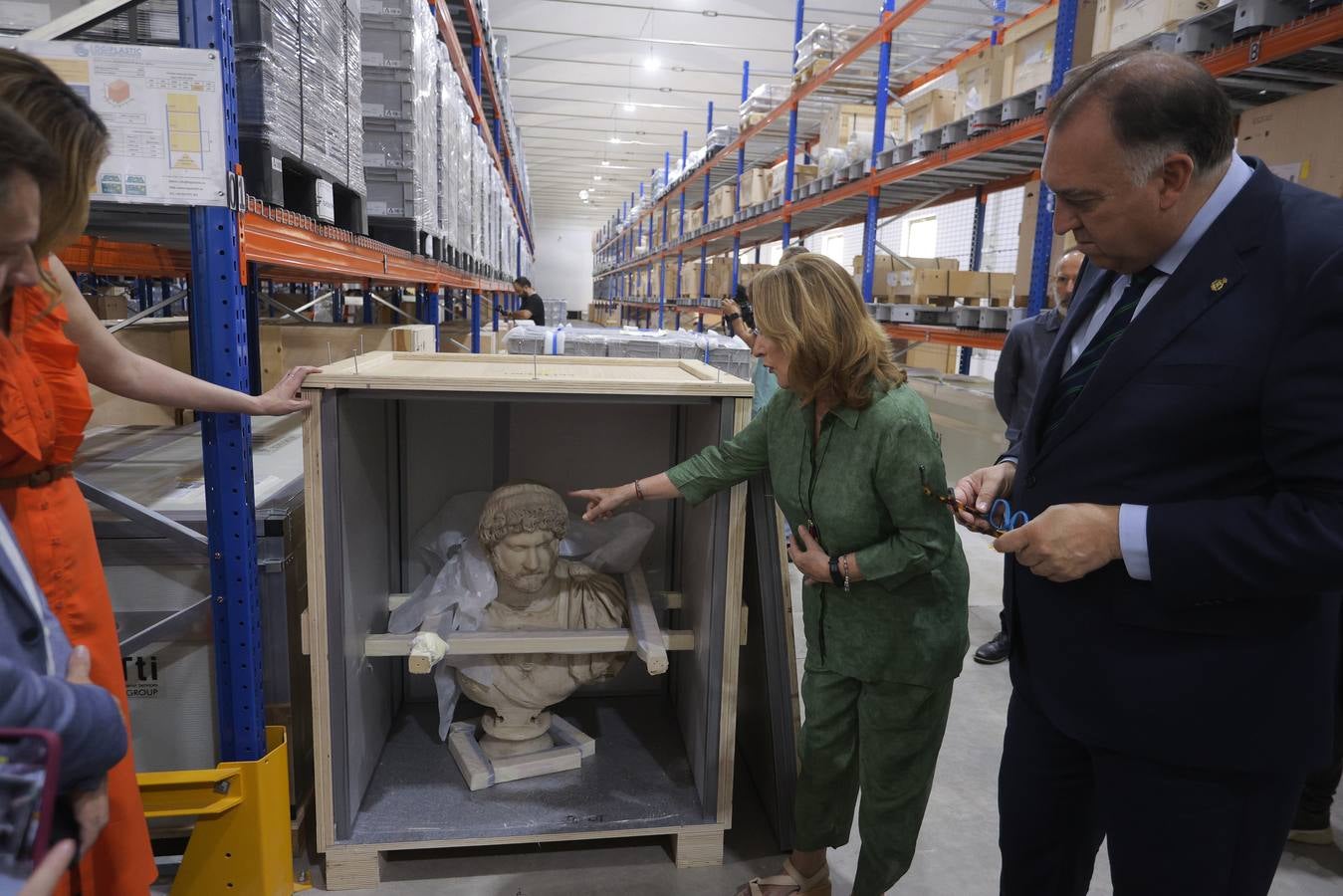 Visita del Consejero de Cultura a la nave de La Rinconada donde se encuentran depositadas las piezas del Museo Arqueológico