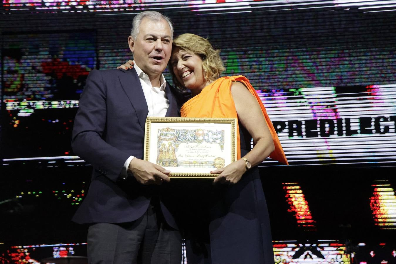 El alcalde, José Luis Sanz, entregó los galardones de la Velá de Santa Ana junto con otros representantes municipales. En la imagen, Susana Díaz