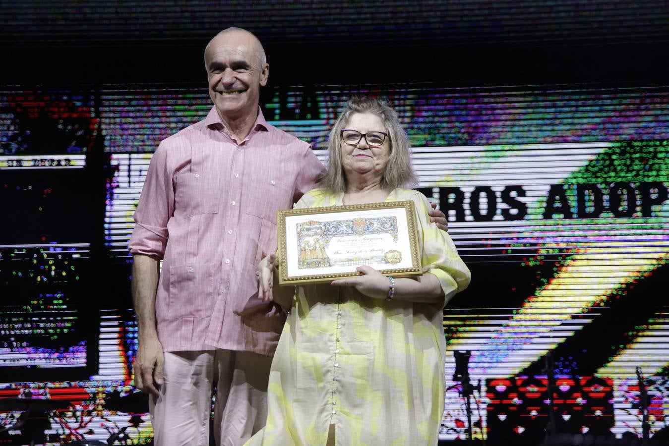 El alcalde, José Luis Sanz, entregó los galardones de la Velá de Santa Ana junto con otros representantes municipales. En la imagen, Cati León