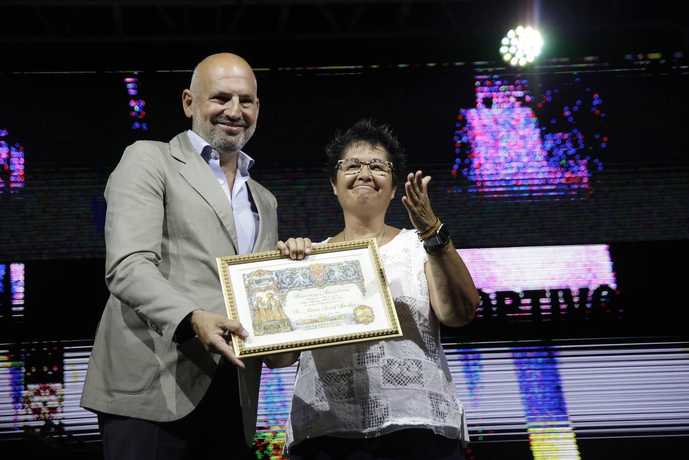 El alcalde, José Luis Sanz, entregó los galardones de la Velá de Santa Ana junto con otros representantes municipales. En la imagen, Sos Isabel María