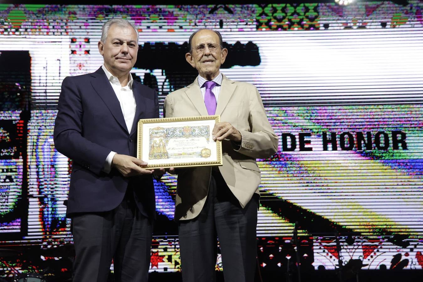 El alcalde, José Luis Sanz, entregó los galardones de la Velá de Santa Ana junto con otros representantes municipales. En la imagen, Francisco González