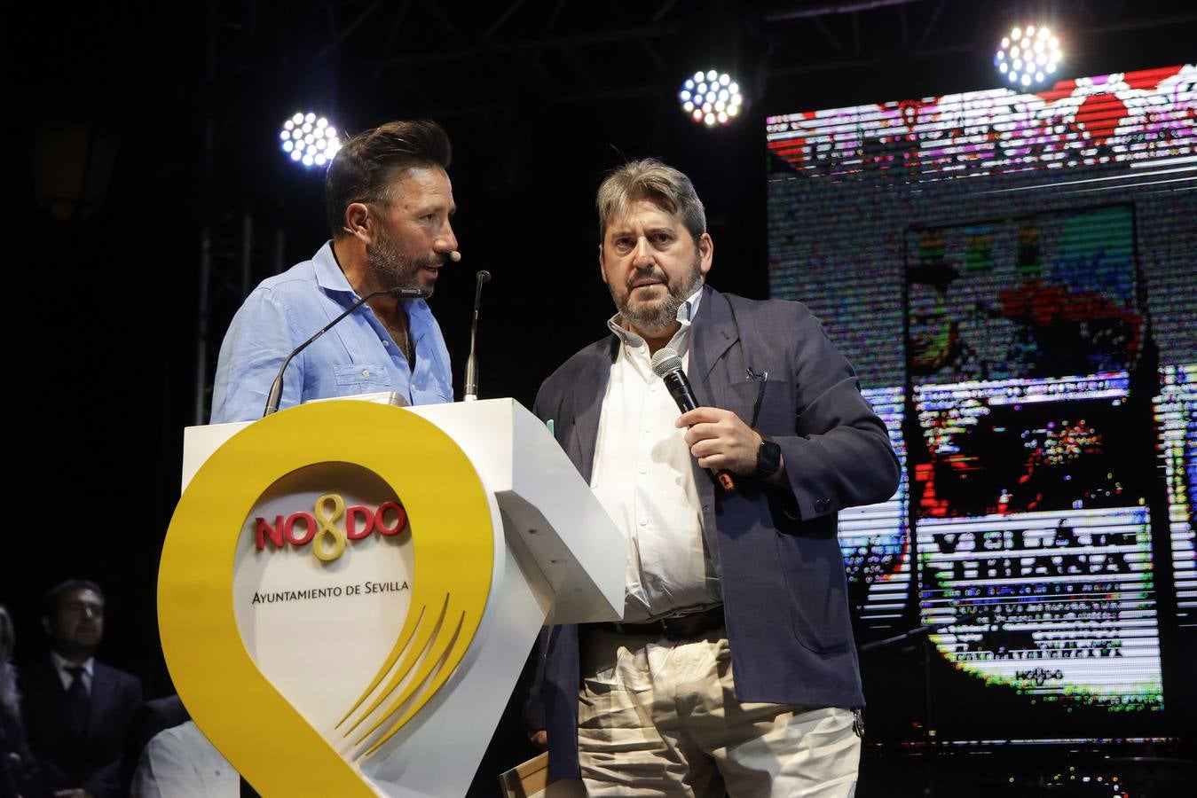 El alcalde, José Luis Sanz, entregó los galardones de la Velá de Santa Ana junto con otros representantes municipales. En la imagen, Emilio Vara