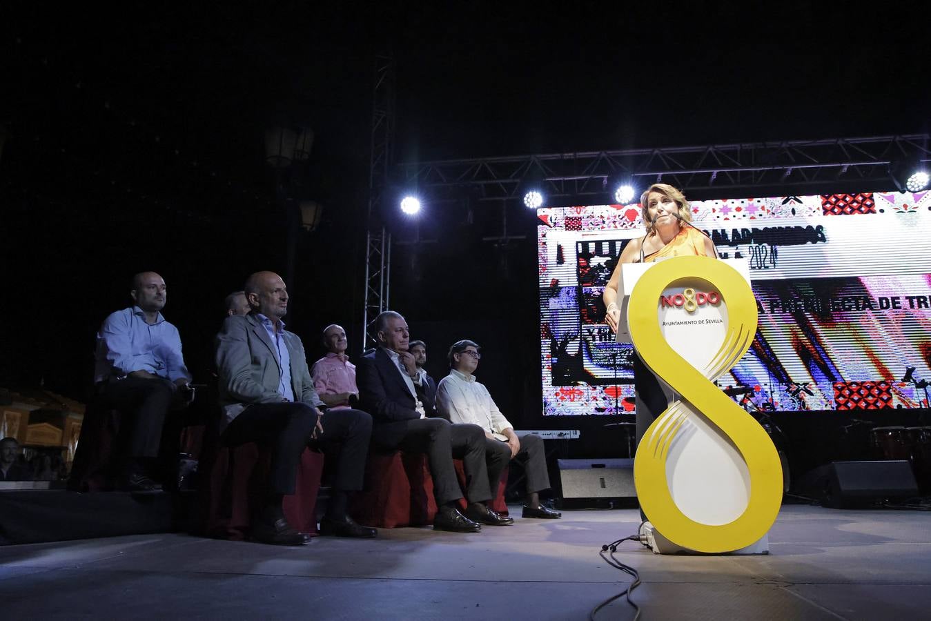 El alcalde, José Luis Sanz, entregó los galardones de la Velá de Santa Ana junto con otros representantes municipales. En la imagen, Susana Díaz