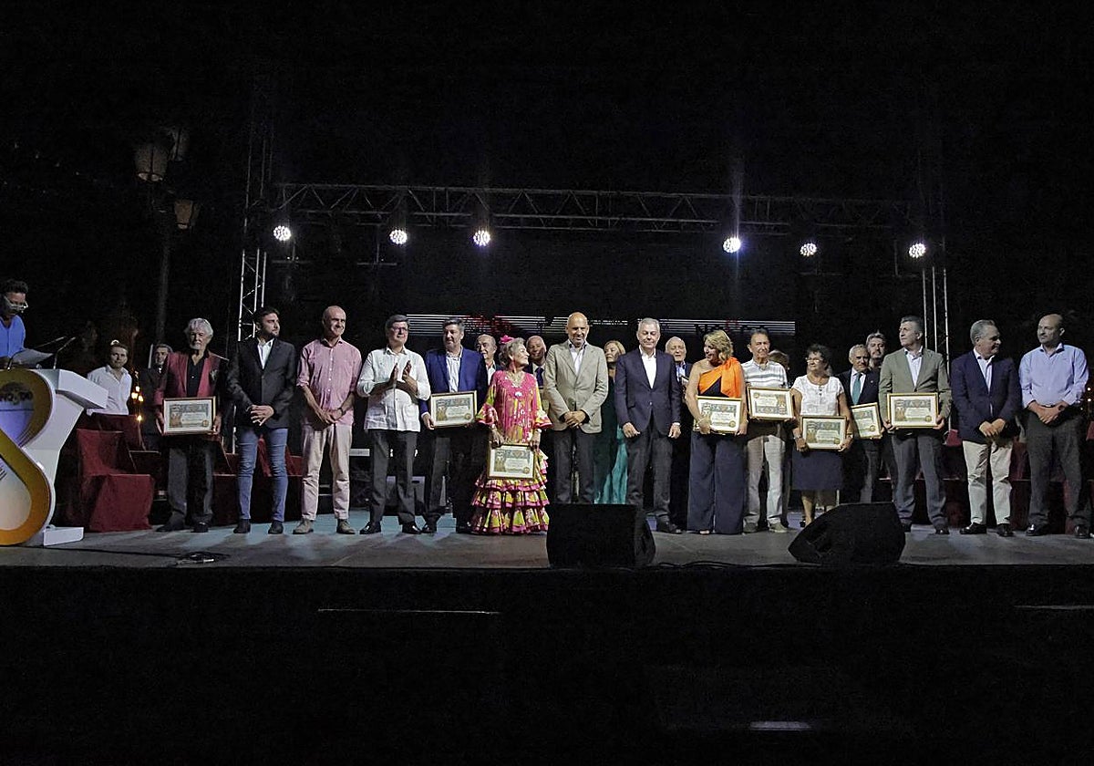 Los galardonados posan con el alcalde y los representantes del Ayuntamiento