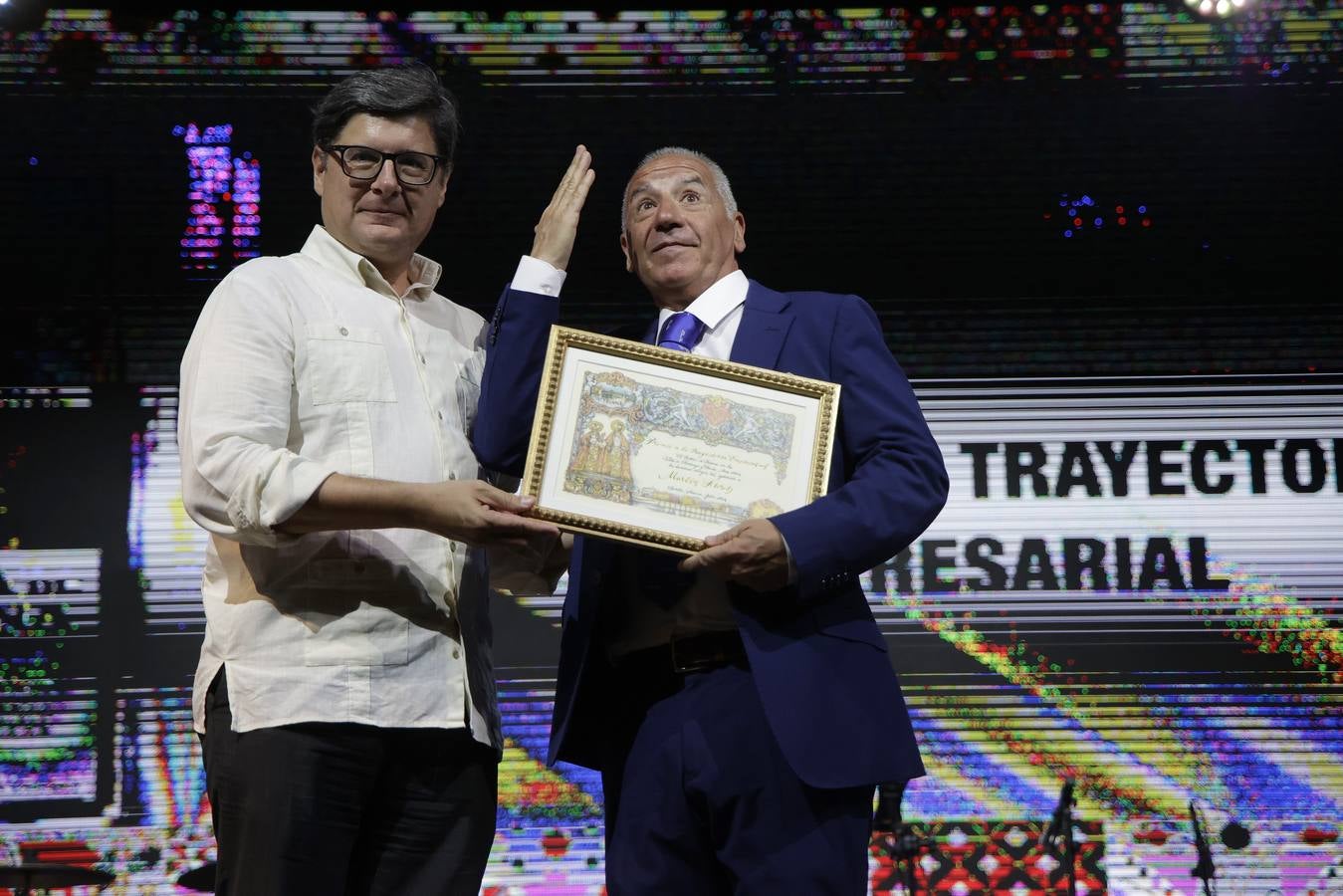 El alcalde, José Luis Sanz, entregó los galardones de la Velá de Santa Ana junto con otros representantes municipales. En la imagen, Martín Flores