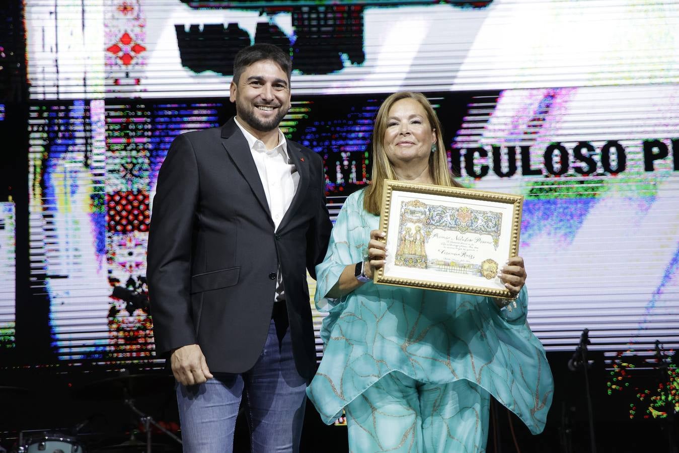 El alcalde, José Luis Sanz, entregó los galardones de la Velá de Santa Ana junto con otros representantes municipales. En la imagen, galardón a Cerámica Ruiz