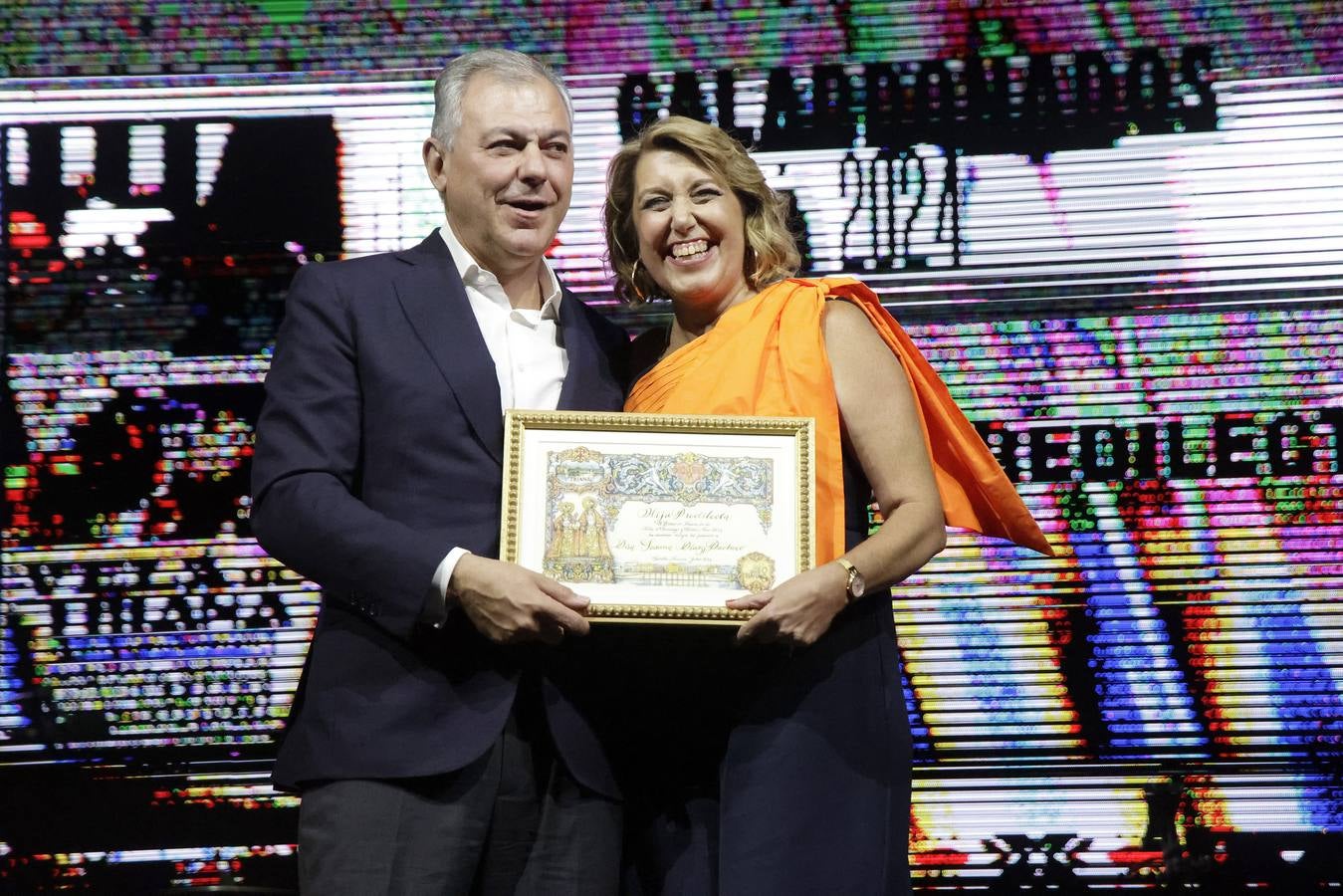 El alcalde, José Luis Sanz, entregó los galardones de la Velá de Santa Ana junto con otros representantes municipales. En la imagen, Susana Díaz