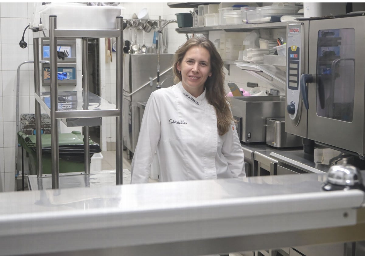 La cocinera sevillana Camila Ferraro en la cocina de Sobretablas